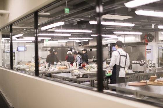 신규 창업자들이 공유주방을 사용하는 모습. 자금력이 부족한 영세 창업자가 도전해 볼 만 하다. [사진 위쿡]