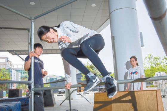 신유림 학생기자가 장애물을 뛰어넘는 스텝 볼트 동작을 연습하고 있다.