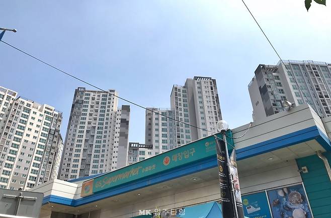 [GS슈퍼마켓 너머 보이는 래미안솔베뉴]