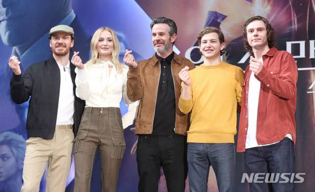 【서울=뉴시스】조수정 기자 = 영화 '엑스맨: 다크 피닉스'내한 기자간담회가 열린 27일 오전 서울 여의도 콘래드호텔에서 매그니토/에릭 랜셔 역 배우 마이클 패스벤더, 다크 피닉스/진 그레이 역 배우 소피 터너, 사이먼 킨버그 감독, 사이클롭스/스콧 서머스 역 배우 타이 셰리던, 퀵실버/ 피터 막시모프 역 배우 에번 피터스(왼쪽부터)가 포즈를 취하고 있다. 2019.05.27. chocrystal@newsis.com