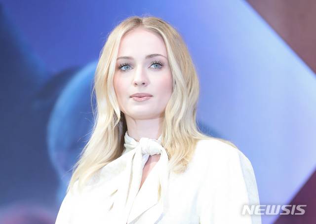 【서울=뉴시스】조수정 기자 = 영화 '엑스맨: 다크 피닉스'내한 기자간담회가 열린 27일 오전 서울 여의도 콘래드호텔에서 다크 피닉스, 진 그레이 역 배우 소피 터너가 포즈를 취하고 있다. 2019.05.27. chocrystal@newsis.com