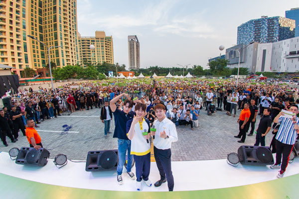 사진=네이처리퍼블릭 - 26일 오후 인도네시아의 자카르타 코타 카사블랑카 쇼핑몰에서 진행된 네이처리퍼블릭의 EXO 팬사인회 현장에서 EXO 멤버들과 6만여 명의 관객들이 포토 타임을 가졌다.