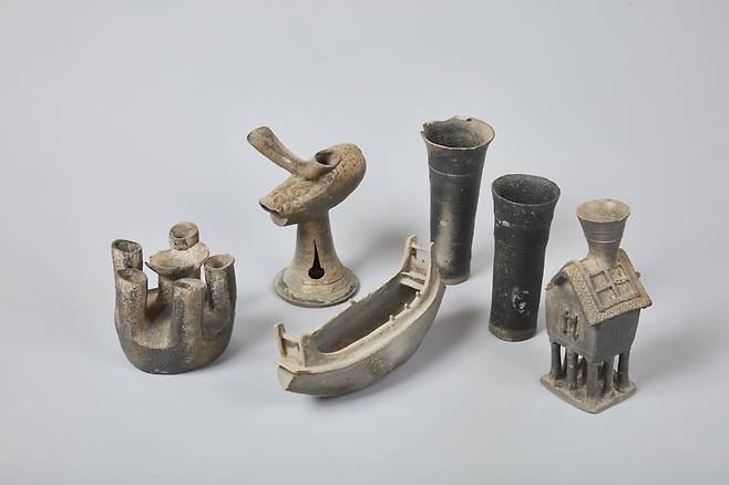 함안 말이산 고분군 45호분에서 최근 출토된 다양한 모양새의 상형토기들. 집모양과 배모양을 한  토기류와 동물 모양의 뿔잔과 등잔 모양의 토기들도 보인다.