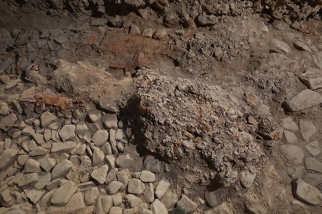 가야시대의 말갑옷. 무덤 안 묘실에서 상형토기들과 함께 확인됐다.