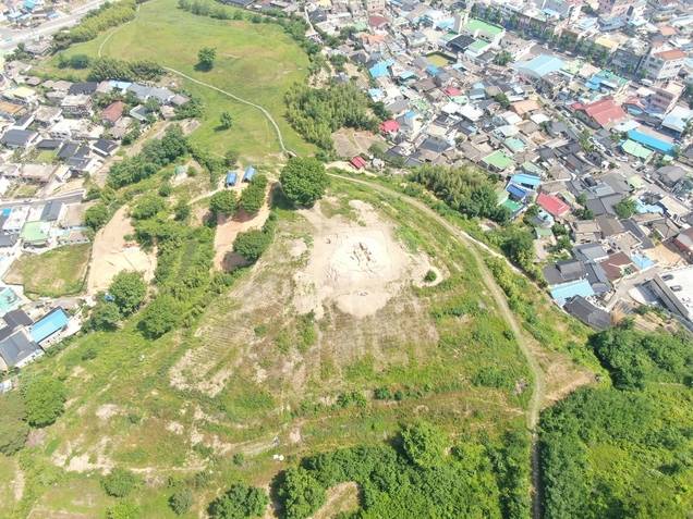 함안 말이산 고분군 정비구역의 45호분과 주변 일대 유적 전경. 공중에서 바라본 모습이다.