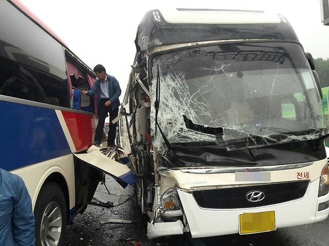 경북 안동 초등학교 6학년 학생들이 수학여행(현장학습체험)을 가던 중 버스끼리 추돌하는 사고가 발생해 12명의 학생이 다쳤다.  경북도 제공