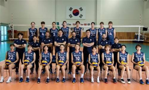 VNL에 참가하는 여자배구 대표팀 선수와 코치진 VNL 3주 차에 합류하는 김연경(왼쪽에서 5번째)도 프로필 사진 촬영에 동참했다. [대한배구협회 제공]