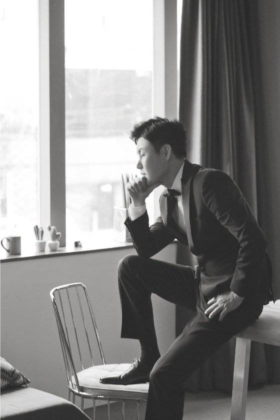 손진욱씨가 장가를 간다. 멋진 포즈를 취하고 찍은 그의 웨딩사진. 배우자 사진은 원하지 않아 공개하지 않았다. [사진 손진욱씨]