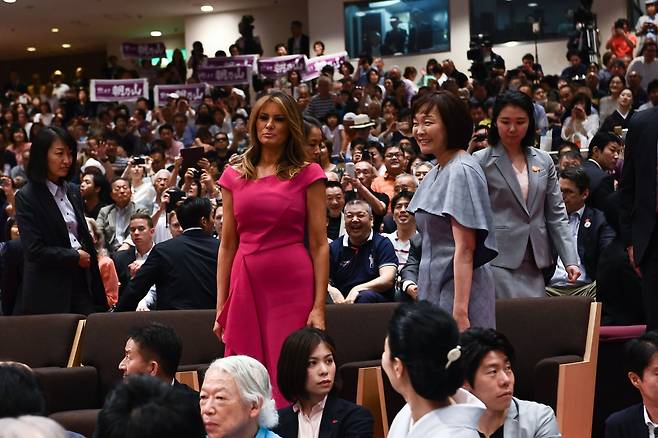 멜리니아 트럼프와 아키에 여사가 지난 26일 스모 경기가 열린 국기관을 찾아 관람객들과 인사를 나누고 있다. [AFP=연합뉴스]