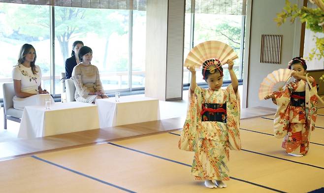 두 사람이 기모노를 입은 어린아이들이 펼친 일본 고전 무용 공연을 관람하고 있다. [AP=연합뉴스]