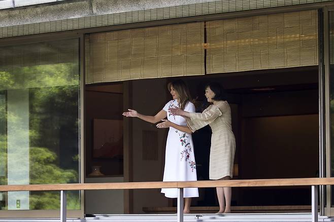 두 사람이 아카사카 별궁의 잉어연못을 바라보며 이야기를 나누고 있다. [로이터=연합뉴스]