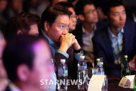 최태원 SK그룹 회장이 28일 오전 서울 광진구 워커힐호텔에서 열린 SK 사회적가치 축제 SOVAC에서 소셜 밸류의 시대가 온다 주제발표를 듣고 있다. /사진=임성균 기자 tjdrbs23@