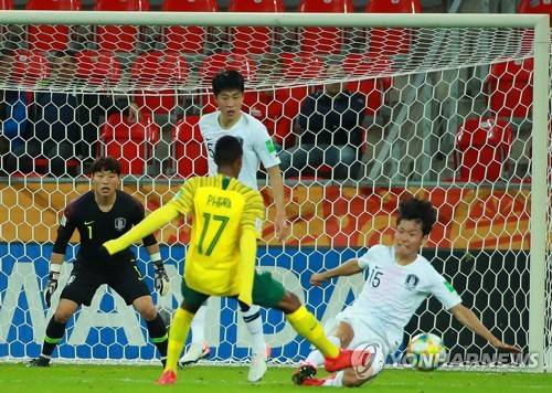 이광연 골키퍼, 위기 속에서의 집중 (티히[폴란드]=연합뉴스) 홍해인 기자 = 28일 오후(현지시간) 폴란드 티히 경기장에서 열린 2019 국제축구연맹(FIFA) 20세 이하(U-20) 월드컵 F조 조별리그 2차전 한국과 남아프리카공화국의 경기.       전반전 한국 이광연 골키퍼가 문전으로 쇄도하는 남아공 선수를 바라보며 수비 자리를 잡고 있다. 2019.5.29 hihong@yna.co.kr