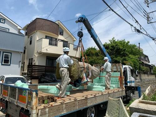 (도쿄=연합뉴스) 오자와 데리유키 씨 부부가 29일 기증한 장군석이 고국으로 돌아가기 위해 트럭에 실리고 있다.