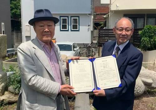 (도쿄=연합뉴스) 오자와 데리유키(오른쪽) 씨가 29일 장군석 2점 등 조선시대 석조유물 8점을 기증한다는 내용의 증서를 천신일 우리옛돌문화재단 이사장에게 준 뒤 기념촬영하고 있다.