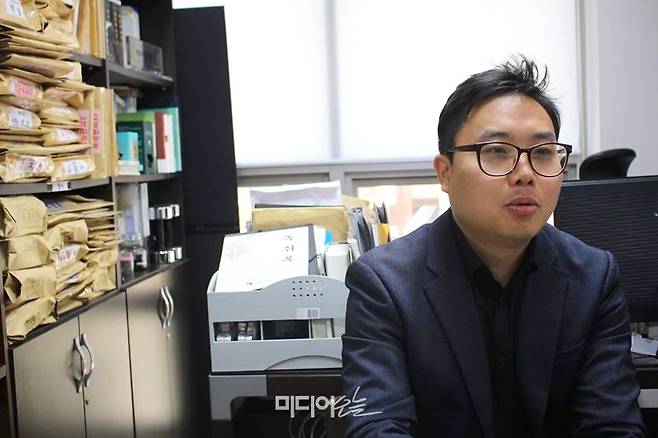 ▲ MBC 계약직 아나운서들의 법률대리인 류하경 변호사가 지난 29일 오후 서울 서초구 법률사무소 휴먼에서 미디어오늘과 인터뷰하고 있다. 사진=김도연 기자