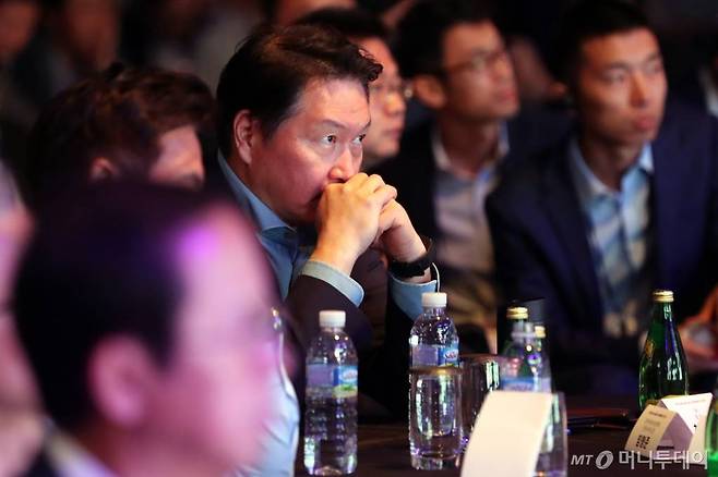 최태원 SK그룹 회장이 지난 28일 오전 서울 광진구 워커힐호텔에서 열린 SK 사회적가치 축제 SOVAC에서 '소셜 밸류의 시대가 온다' 주제발표를 듣고 있다./사진=임성균 기자 tjdrbs23@