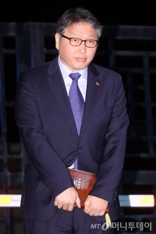 최태원 SK그룹 회장이 광복 70주년을 맞아 특별 사면·복권된 2015년 8월14일 오전 0시 5분께 경기도 의정부 교도소에서 출소하면서 양손으로 성경을 쥔 채 고개숙여 인사를 하고 있다./사진=임성균 기자