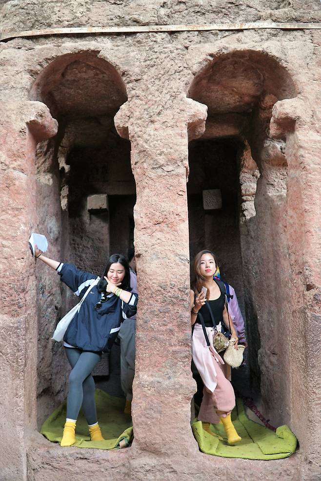 암굴교회를 연결하는 터널을 빠져나온 한국인 여행자들의 끼부림