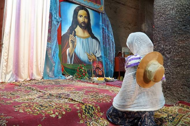 암굴교회에서 기도하는 한국인 순례객