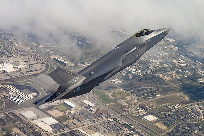 한국 공군의 F-35A 1호기. [사진=방위사업청]
