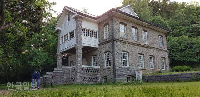 광주 남구 양림동 양림산 자락에 자리한 우일선 선교사 사택. 한국의 전통건축과는 달리 현관이 남향에 위치하지 않고 동향으로 된 것이 특이하다.