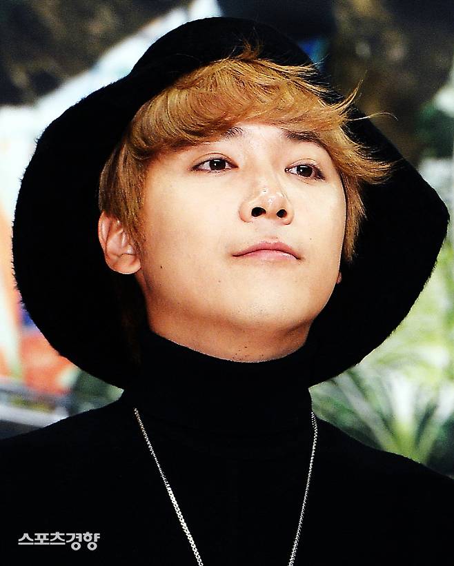 FT아일랜드 멤버 이홍기가 과거 멤버였던 최종훈의 근황을 묻는 질문에 사이다 댓글로 답했다. 이선명 기자 57km@kyunghyang.com