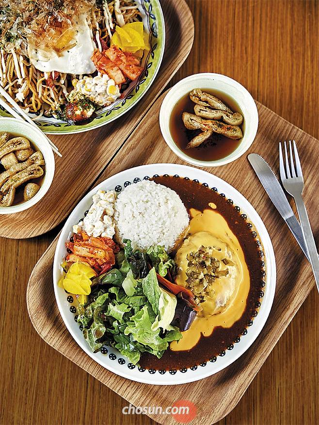 서울 연남동의 ‘타비함박’(작은 사진)은 배고픈 손님들의 기대를 반드시 충족시켜 주는 가게다. 우아한 자기 접시 위에 푸릇한 샐러드와 밥, 패티가 정확히 ‘삼국지’를 이루는 함박스테이크(큰 사진)는 먹는 이의 마음을 무장해제시키는 힘이 있다. / 장은주 영상미디어 객원기자