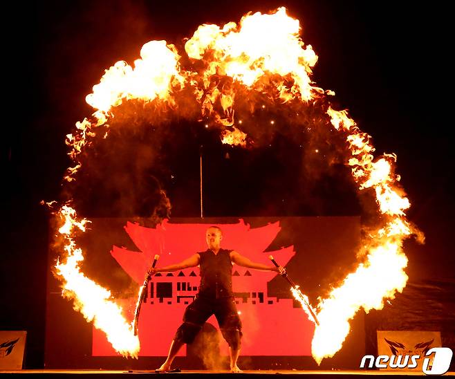 31일 오후 강원 춘천시 송암스포츠타운 일원에서 열린 마임축제 불의도시 '도깨비난장' 버닝콘서트에서 파이어 아티스트들이 화려한 공연을 펼치고 있다. 2019.5.31/뉴스1 © News1 김경석 기자
