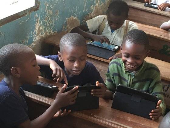 2017년 탄자니아 욤보 초등학교 학생이 에누마의 킷킷스쿨이 탑재된 태블릿 PC로 공부하고있다.