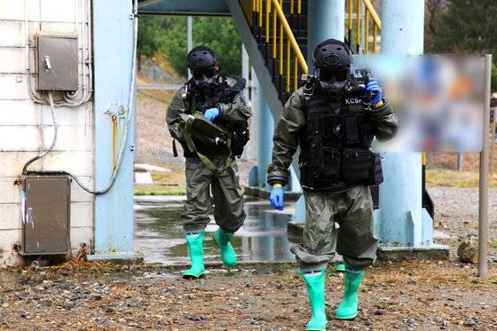 국군화생방방호사령부 화생방 특임대 대원들이 특수 방호복장과 장비를 갖추고 훈련을 하고 있다. [사진 국방부]