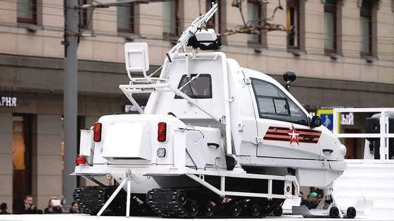 지난해 5월 9일 승전 기념일 열병식 때 러시아 육군이 공개한 TTM-1901 베르쿠트. 기관총을 탑재해 전투용으로 쓸 수 있다. [사진 VITALY KUZMIN]