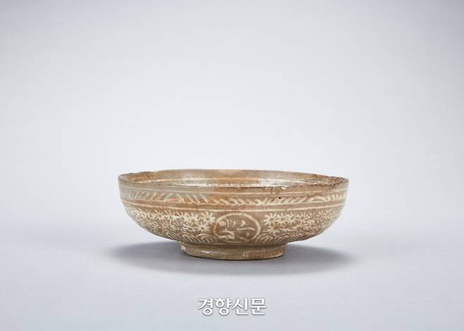 분청사기 인화문 ‘경승부’명 접시. 경승부는 1402년(태종 2년) 원자의 교육을 위해 설치된 관청이다. 이 관청은 1418년 순승부로 바뀌었다. 따라서 이 분청사기는 조선의 가장 이른 단계의 공납자기이다.|이화여대 박물관 제공
