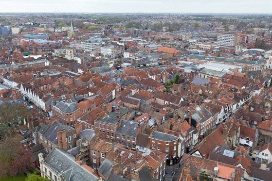 요크 민스터 탑 꼭대기에서 내려다본 구도심. 영화 '해리 포터'에 나온 섐블스 골목도 있다. 최승표 기자