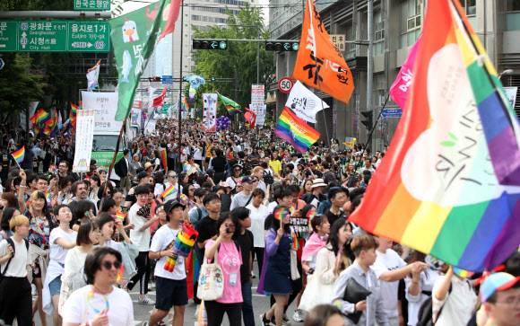 지난 1일 오후 서울 중구 소공로 한국은행 앞에서 성소수자 축제인 서울퀴어문화축제 참가자들이 퀴어축제의 상징인 무지개색 깃발을 들고 행진하고 있다. 지난달 21일 개막한 서울퀴어문화축제는 오는 9일까지 열린다.연합뉴스