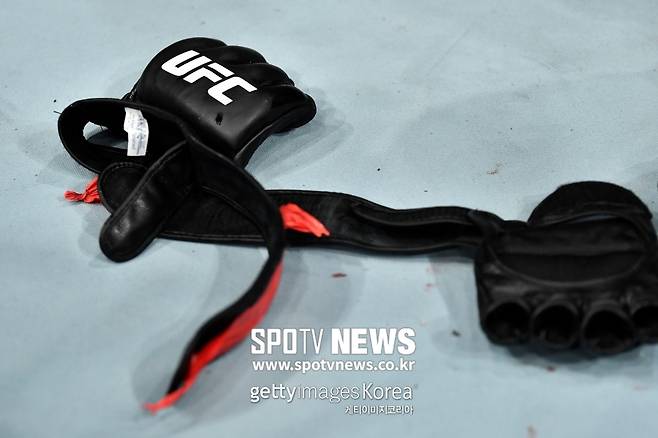 ▲ 알렉산더 구스타프손은 지난 2일 UFC 파이트 나이트 153에서 앤서니 스미스에게 지고 오픈핑거글러브를 벗었다. "쇼는 끝났다"며 깜짝 은퇴를 선언했다.