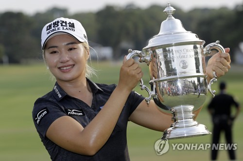 우승컵을 들어 보이는 이정은 [AP=연합뉴스]