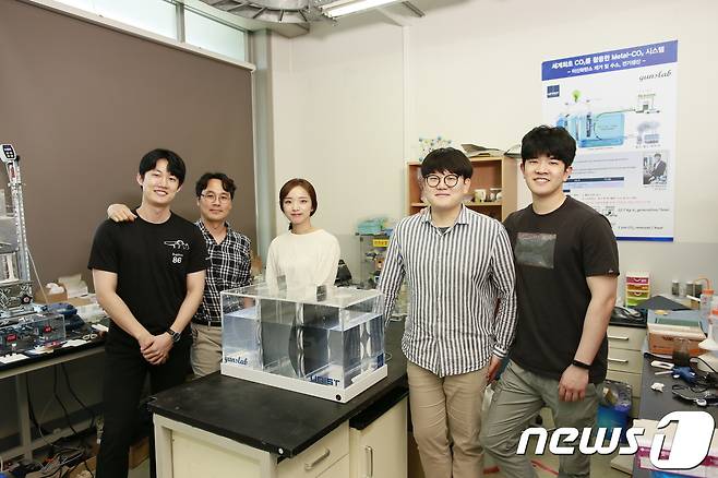 왼쪽부터 김정원 연구원, 김건태 교수, 양예진 연구원, 김창민 연구원, 주상욱 연구원© 뉴스1