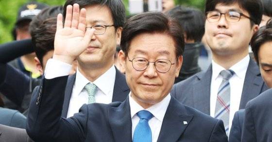 공직선거법상 허위사실 공표와 직권남용권리행사방해 등 4개 혐의에 대해 1심 법원에서 무죄 판결을 받은 이재명 경기지사가 5월 16일 손을 들어 인사하고 있다. [연합뉴스]