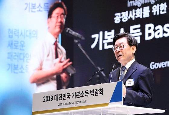 경기도는 만 24세 청년에게 1분기당 25만원의 청년기본소득을 올해 초부터 도입했다. [사진 경기도]