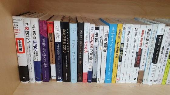 이재명 지사 집무실 서가에는『후흑학(厚黑學)』『대한민국국부론』 등의 책이 꽂혀 있다. 장세정 기자