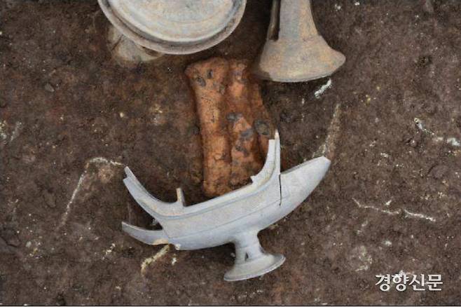 창원 현동 아라가야 고분에서 출토된 배모양 토기.나무덧널 무덤의 피장자 머리쪽의 덩이쇠다발 윗면에서 한쪽이 기운 상태로 확인됐다.|삼한문화재연구원 제공