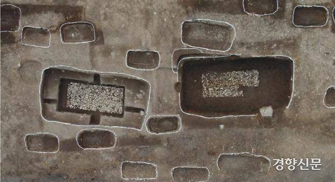 5세기 전반 아라가야 지방 수장층의 부부묘로 추정되는 무덤 2기. 남자주인공의 것으로 보이는 무덤(오른쪽)에서는 철촉과 말재갈 및 철검과 함께 미늘갑옷편 등이 나왔다. 바로 옆에 조성된 무덤에서는 구슬과 방추차(가락바퀴·실을 뽑을 때 사용하는 도구), 도자 등 주인공이 여성일 가능성이 있는 유물이 출토됐다. |삼한문화재연구원 제공