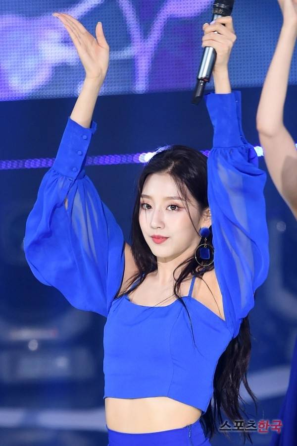 SBS MTV '더쇼' 생방송 무대에 오른 러블리즈 정예인. 사진=조은정 기자 new@hankooki.com