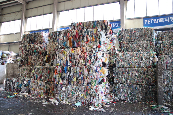 선별을 거쳐 압축된 플라스틱 쓰레기들은 재활용 업체에 매각되는데 최근 매각 비용이 상승하며 재활용 쓰레기 처리가 더 어려워지고 있다고 한다.