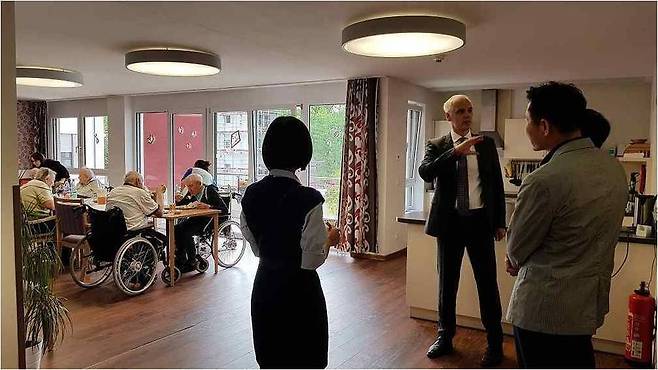 독일 프랑크푸르트에 위치한 장기요양시설 하인리히 슐라이히 하우스. 이곳은 입소자 수와 종사자 수가 90명으로 같다. 입소자와 종사자 비율이 2.5 대 1인 한국과 견주면 훨씬 더 충실한 돌봄이 가능하다. 국민건강보험공단 제공