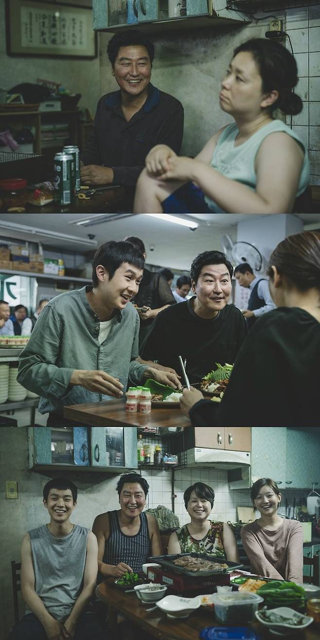 기택네 가족은 가정 형편은 좋지 않지만 서로를 생각하는 마음이 깊고 사이도 돈독하다. (사진=㈜바른손E&A 제공)