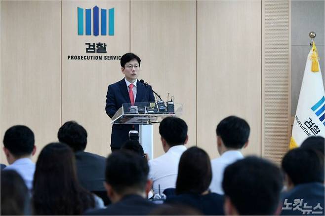 여환섭 수사단장이 4일 오전 서울 송파구 동부지방검찰청에서 김학의 전 법무부 차관과 건설업자 윤중천 씨에 대한 수사결과를 발표하고 있다. (사진=이한형 기자/자료사진)
