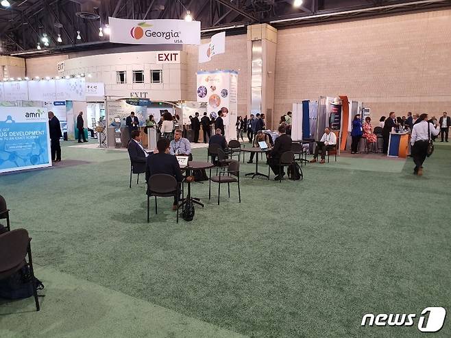 지난 3일(현지시간)부터 나흘간 미국 필라델피아 컨벤션센터에서 열리는 '바이오 2019'(바이오USA) 부스전시관에 원래 설치예정이었던 코오롱생명과학 부스 부지가 인조잔디로 바뀌어있다. © 뉴스1