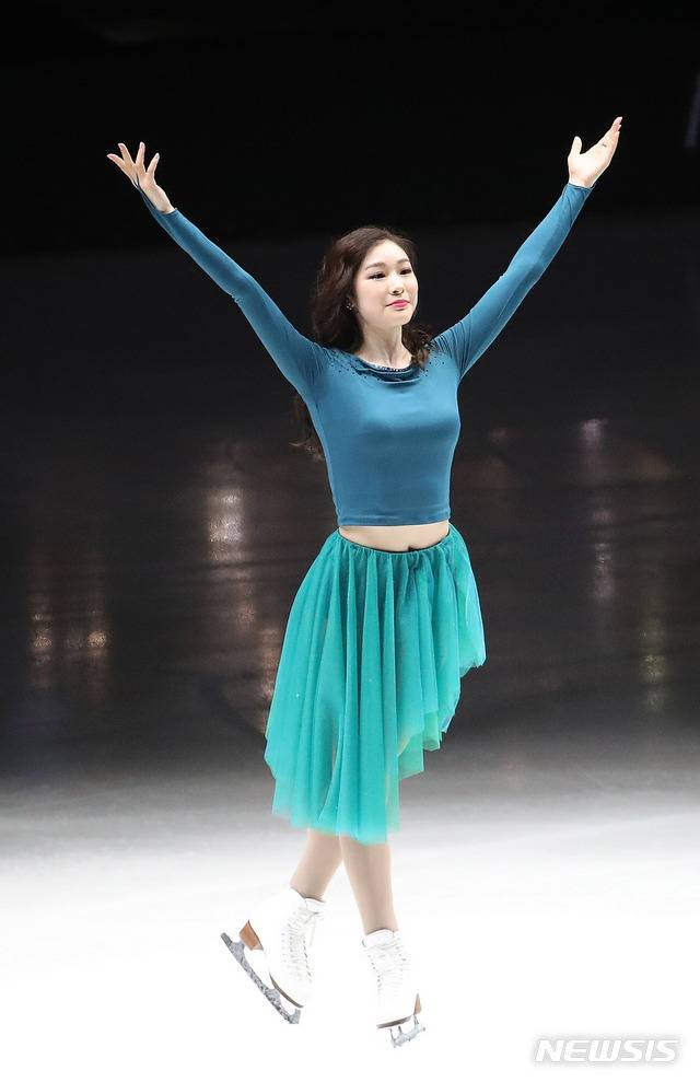 【서울=뉴시스】김선웅 기자 = 6일 오후 서울 송파구 올림픽공원 KSPO DOME(체조경기장)에서 열린 올댓스케이트 2019에서 김연아가 멋진 공연을 선보이고 있다. 2019.06.06. mangusta@newsis.com